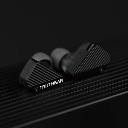 Audífonos in-ear TRUTHEAR PURE IEM híbridos con 1 driver DD y 3 BA, ideales para graves profundos y una experiencia sonora premium.