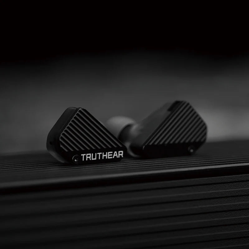 Auriculares TRUTHEAR PURE IEM híbridos 1DD+3BA con graves profundos, en oído, detalles visibles en auriculares blancos con cable.