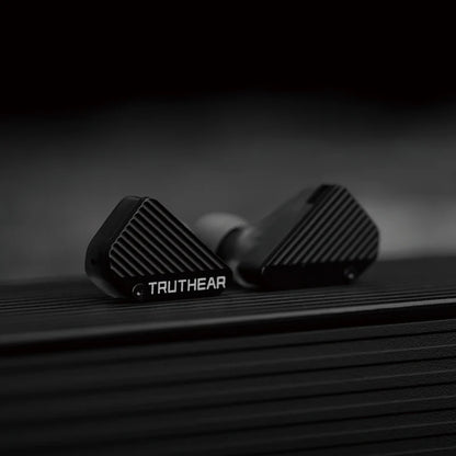 Auriculares TRUTHEAR PURE IEM híbridos 1DD+3BA con graves profundos, en oído, detalles visibles en auriculares blancos con cable.