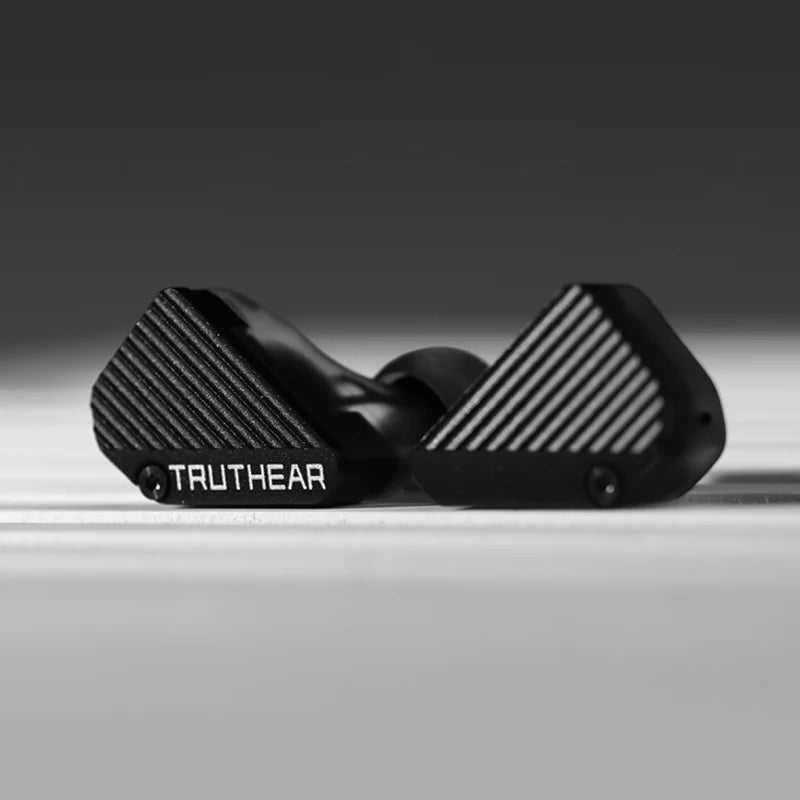 Auriculares in-ear TRUTHEAR PURE con drivers híbridos 1DD y 3BA, diseñados para graves profundos y sonido de alta calidad.