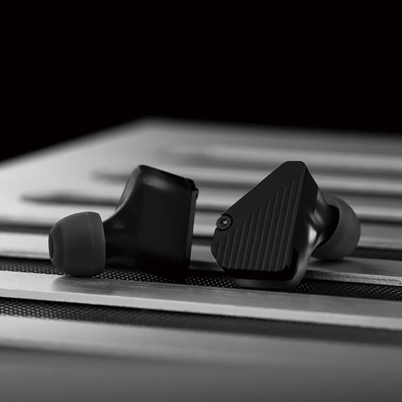 Audífonos in-ear TRUTHEAR PURE IEM híbrido 1DD+3BA con graves profundos y diseño compacto, en color negro.