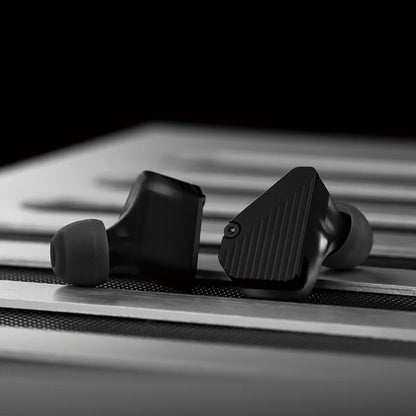 Audífonos in-ear TRUTHEAR PURE IEM híbrido 1DD+3BA con graves profundos y diseño compacto, en color negro.