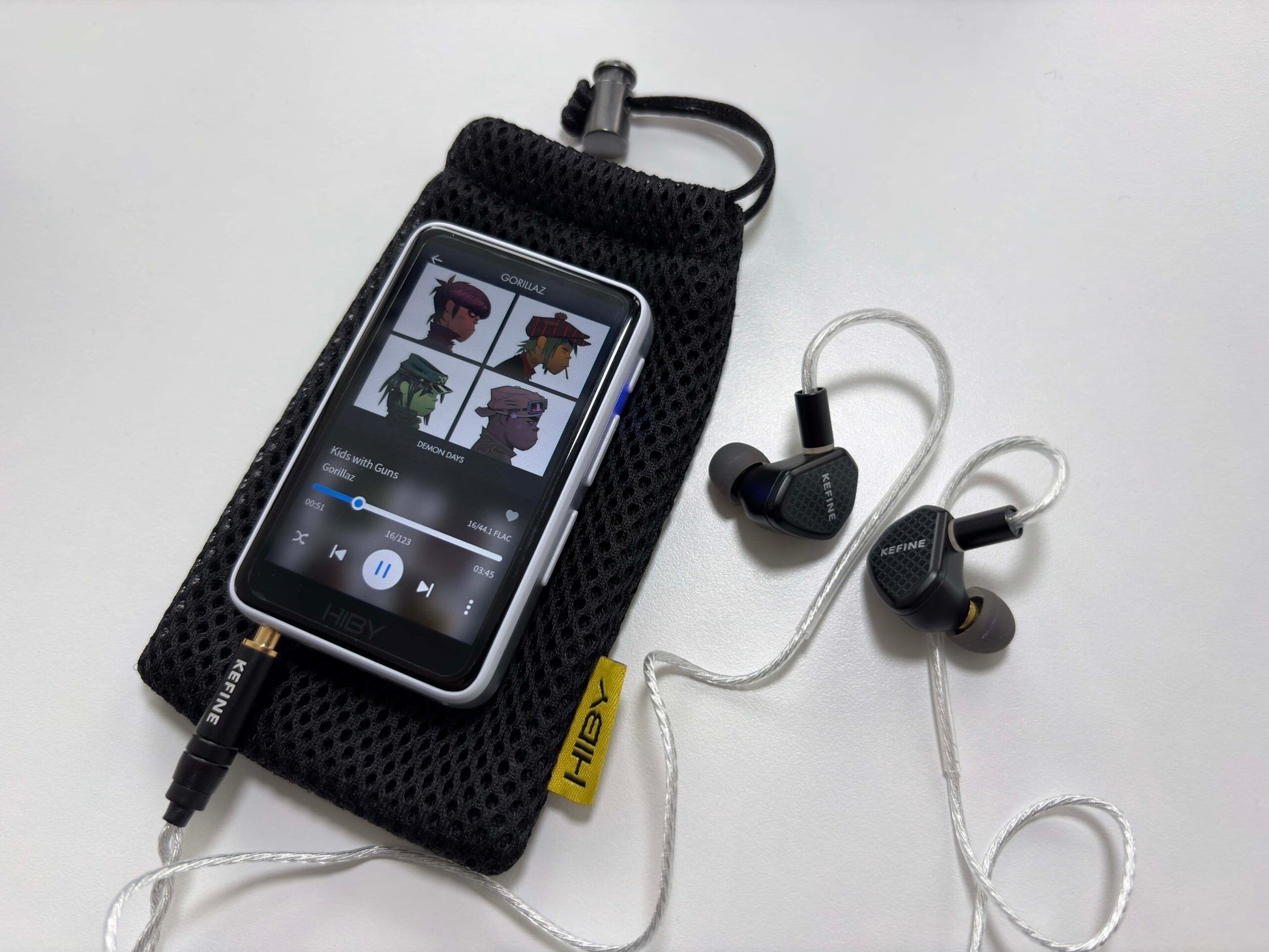 Reproductor de audio digital HiBy R1 portátil con pantalla y controles, diseñado para audio Hi-Fi de alta calidad.