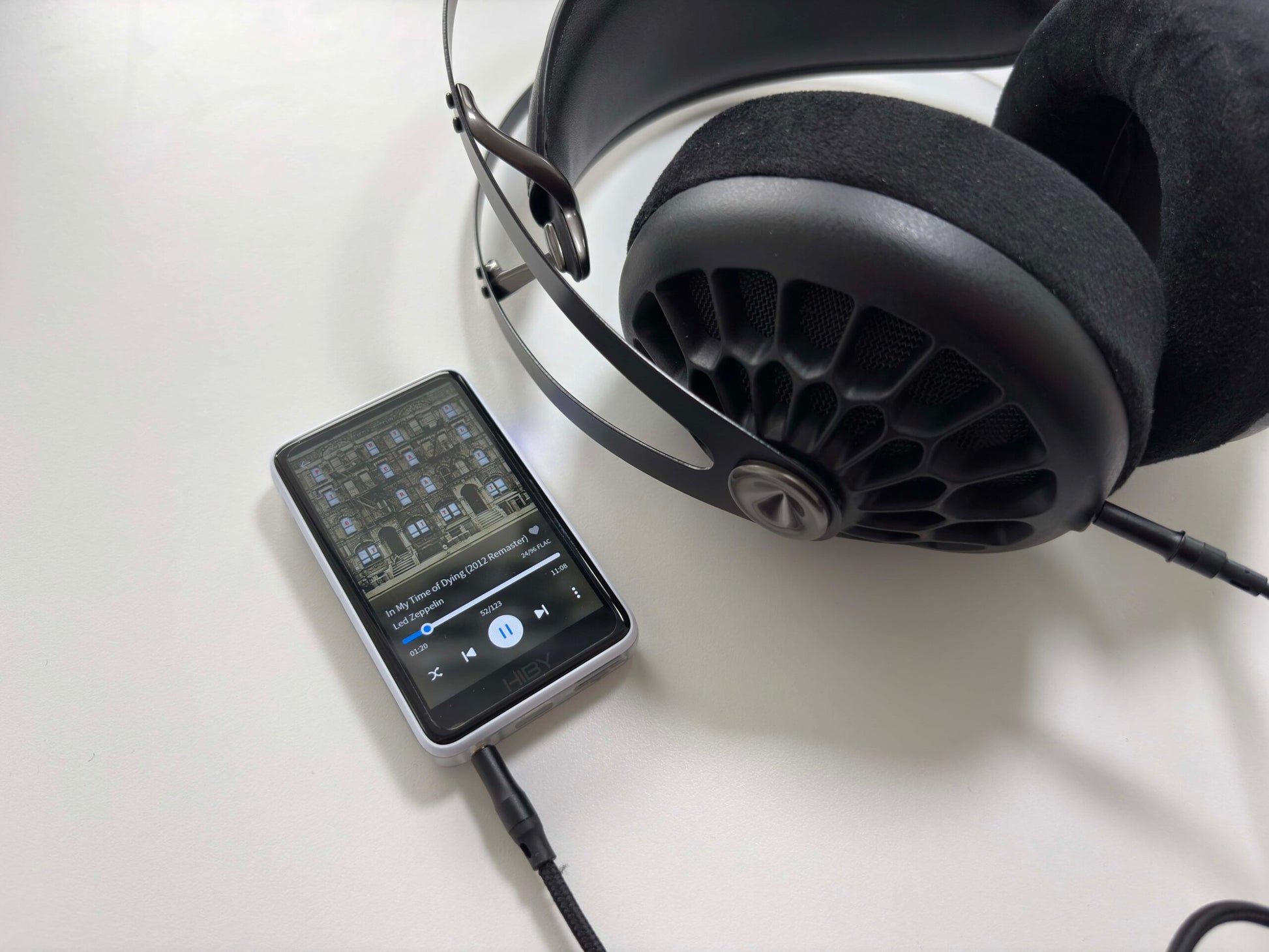 Reproductor de audio digital HiBy R1 portátil con pantalla y controles, dispositivo Hi-Fi para audio de alta calidad.
