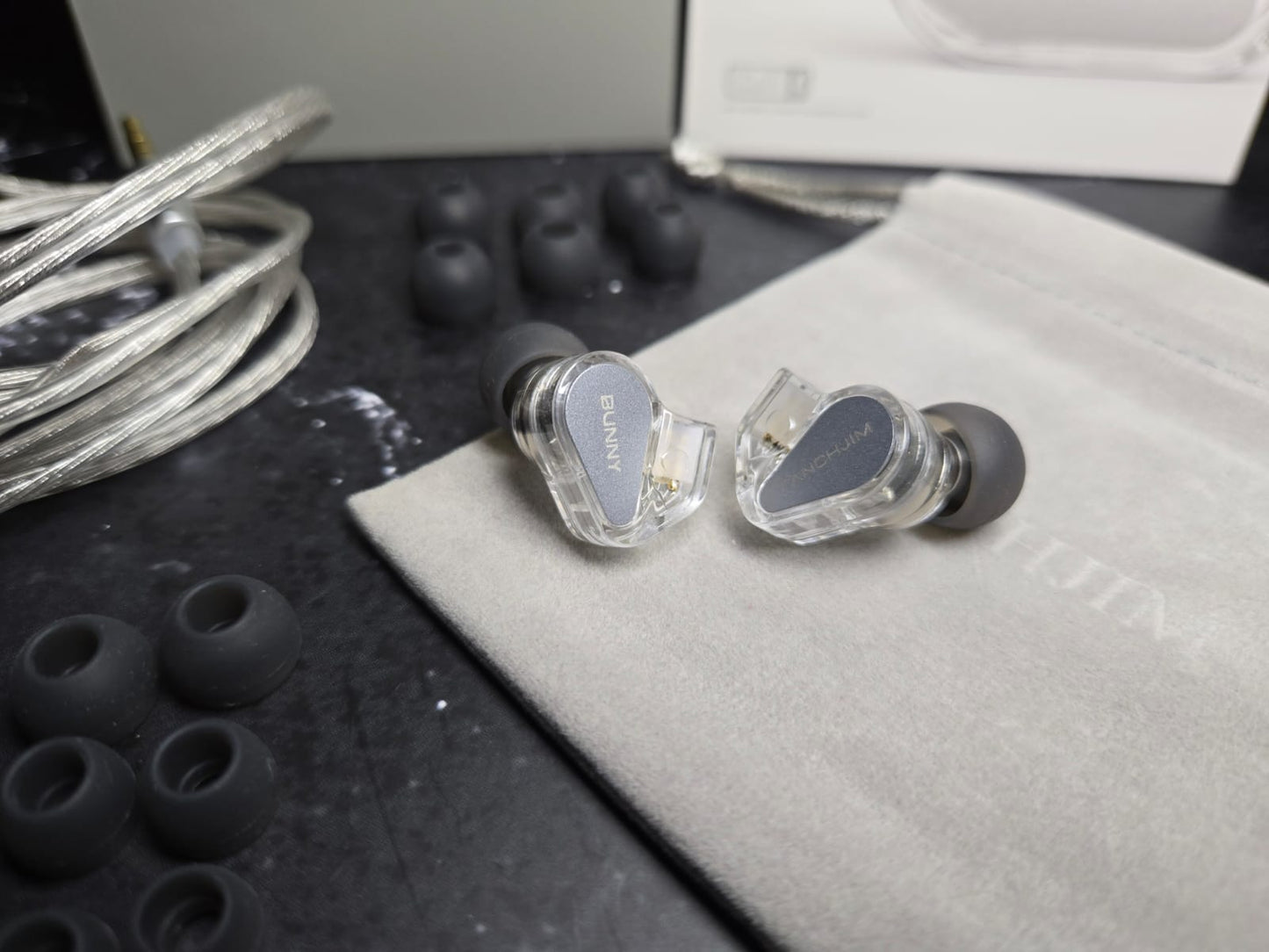 Auriculares IEM TANCHJIM Bunny con doble driver, micrófono y perfiles gaming, en color negro, mostrando el diseño en-ear.