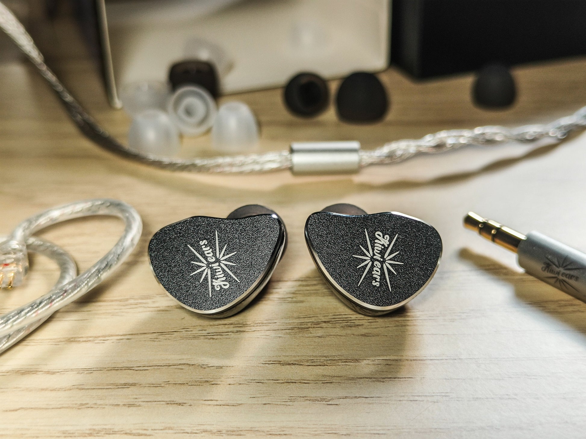 Auriculares IEM Kiwi Ears Belle con driver dinámico de 10 mm y diafragma DLC, en color negro.
