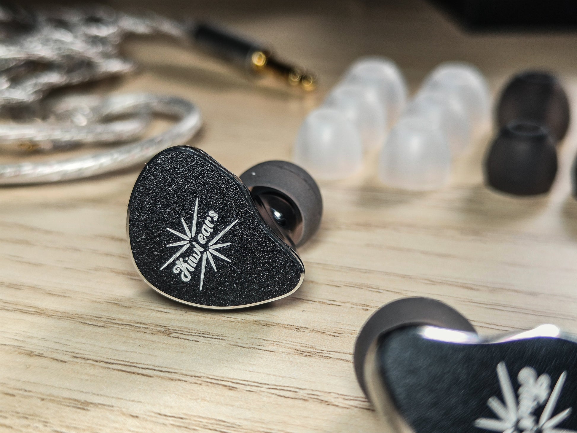 Auriculares IEM Kiwi Ears Belle con driver dinámico de 10 mm y diafragma DLC, en uso.
