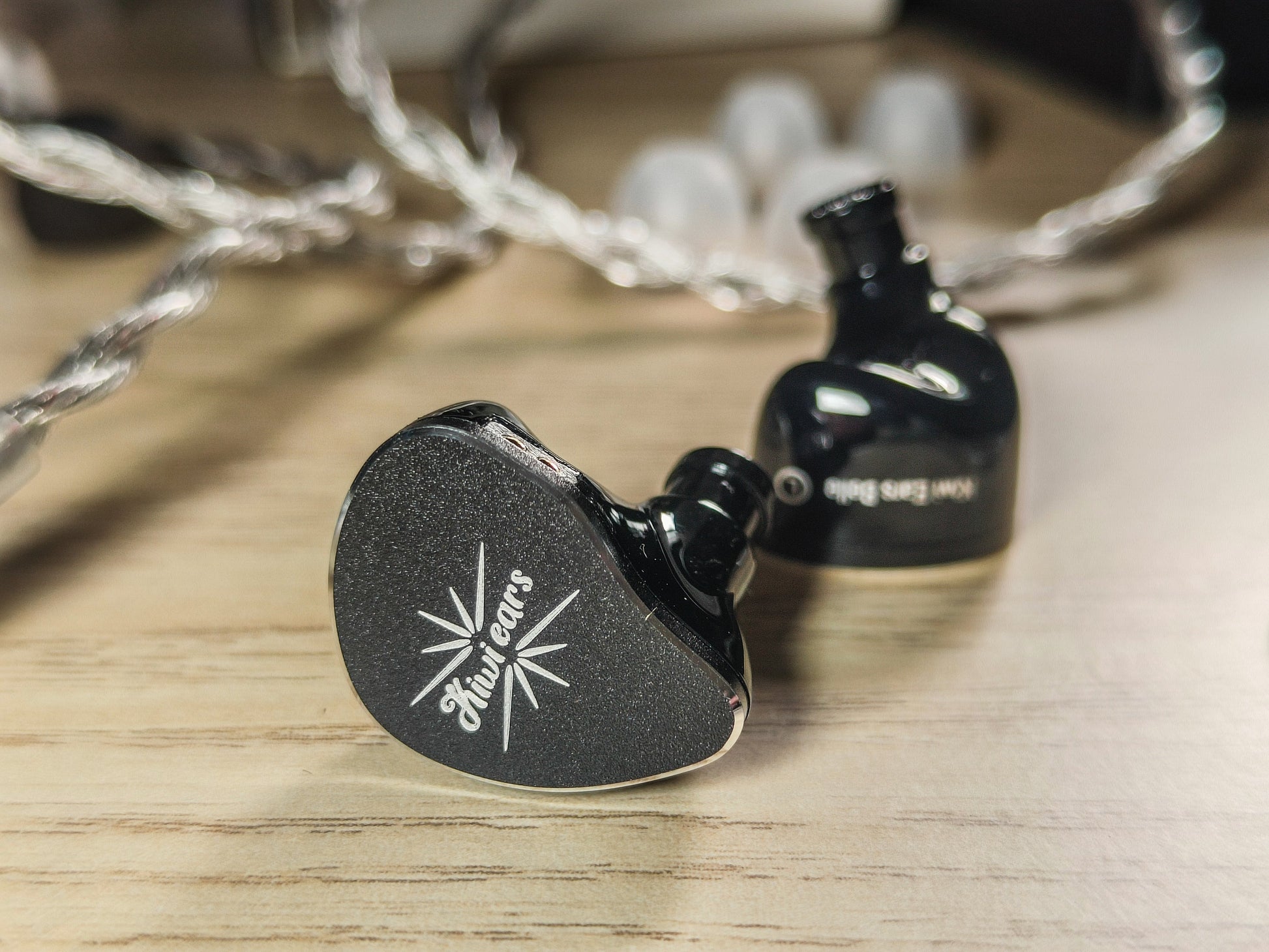 Auriculares IEM in-ear Kiwi Ears Belle con driver dinámico de 10 mm y diafragma DLC, diseño elegante y compacto.
