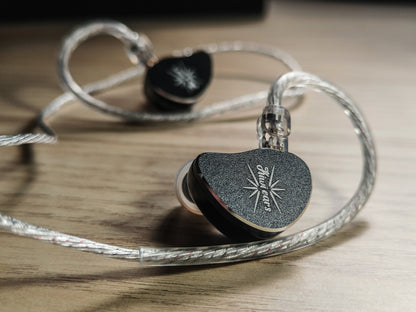 Auriculares IEM Kiwi Ears Belle con driver dinámico de 10 mm y diafragma DLC, en uso.