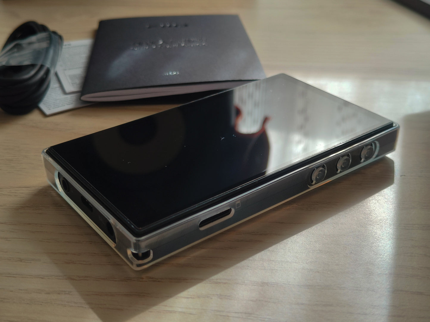 Reproductor de audio digital FIIO JM21 con Android 13 y Snapdragon 680, pantalla y controles visibles, para audio de alta resolución.
