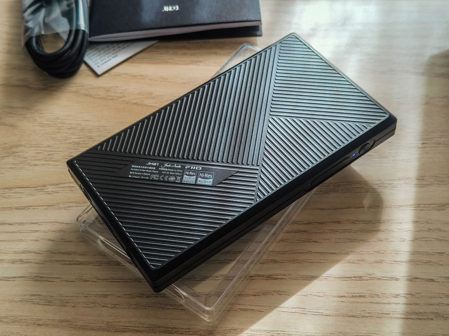 Reproductor de audio digital FiiO JM21 con Android 13 y Snapdragon 680, pantalla y controles visibles en la imagen.