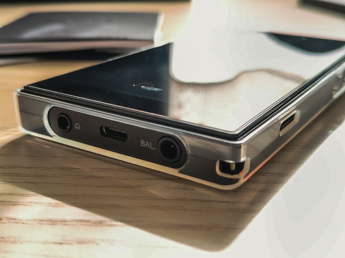 Reproductor de audio digital FIIO JM21 con Android 13 y Snapdragon 680, pantalla y controles visibles en la imagen.