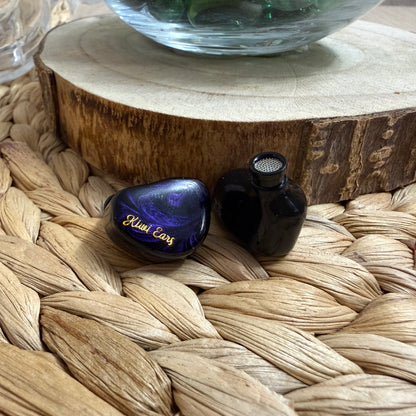 Auriculares in-ear Kiwi Ears Cadenza con driver dinámico de 10mm de berilio, vista lateral con detalles de diseño en negro y plateado.