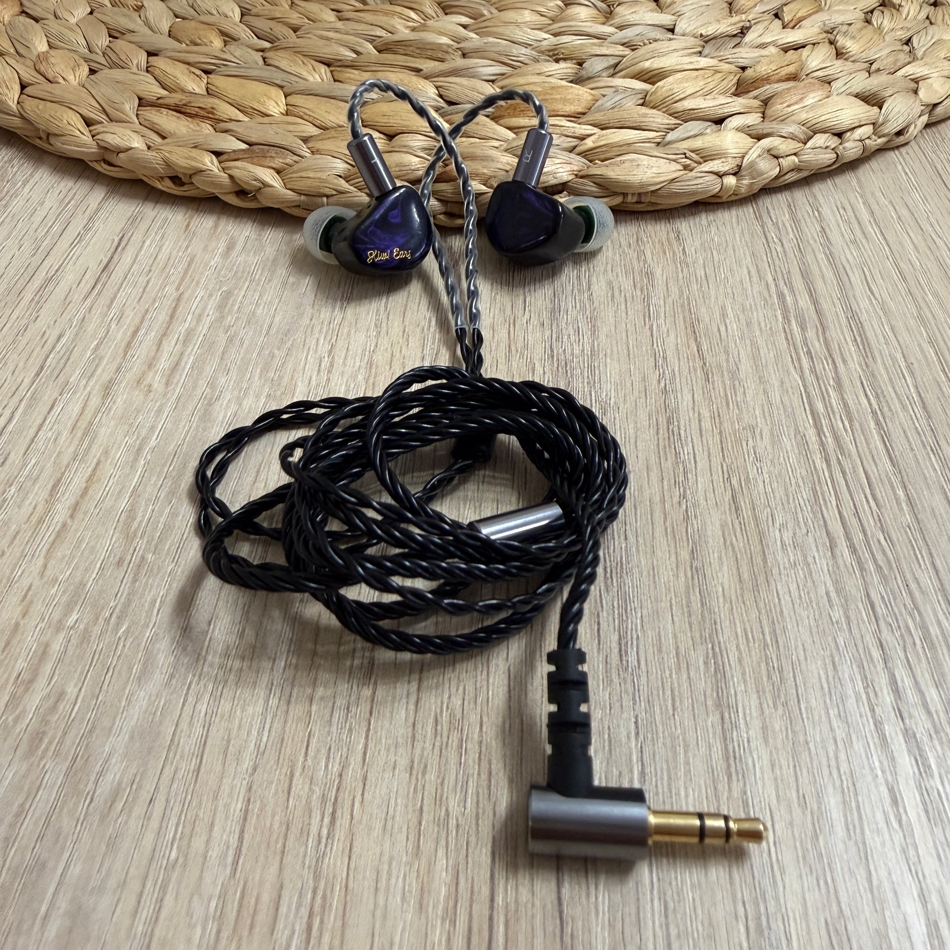 Auriculares IEM en-ear Kiwi Ears Cadenza con driver dinámico de 10mm de berilio, mostrando el diseño y acabado del producto