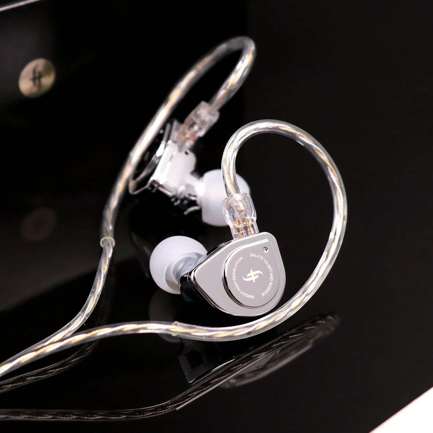 Auriculares in-ear SIMGOT EW200 con driver dinámico de 10 mm, diafragma SCP y doble circuito magnético en una vista cercana