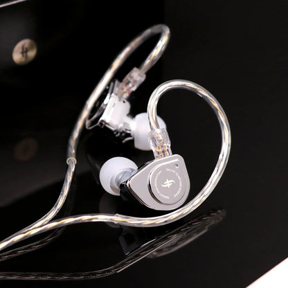 Auriculares in-ear SIMGOT EW200 con driver dinámico de 10 mm, diafragma SCP y doble circuito magnético en una vista cercana