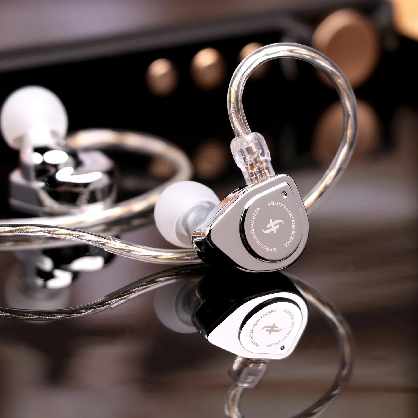 Auriculares in-ear SIMGOT EW200 con driver dinámico de 10 mm, diafragma SCP y doble cavidad para una experiencia de audio clara.