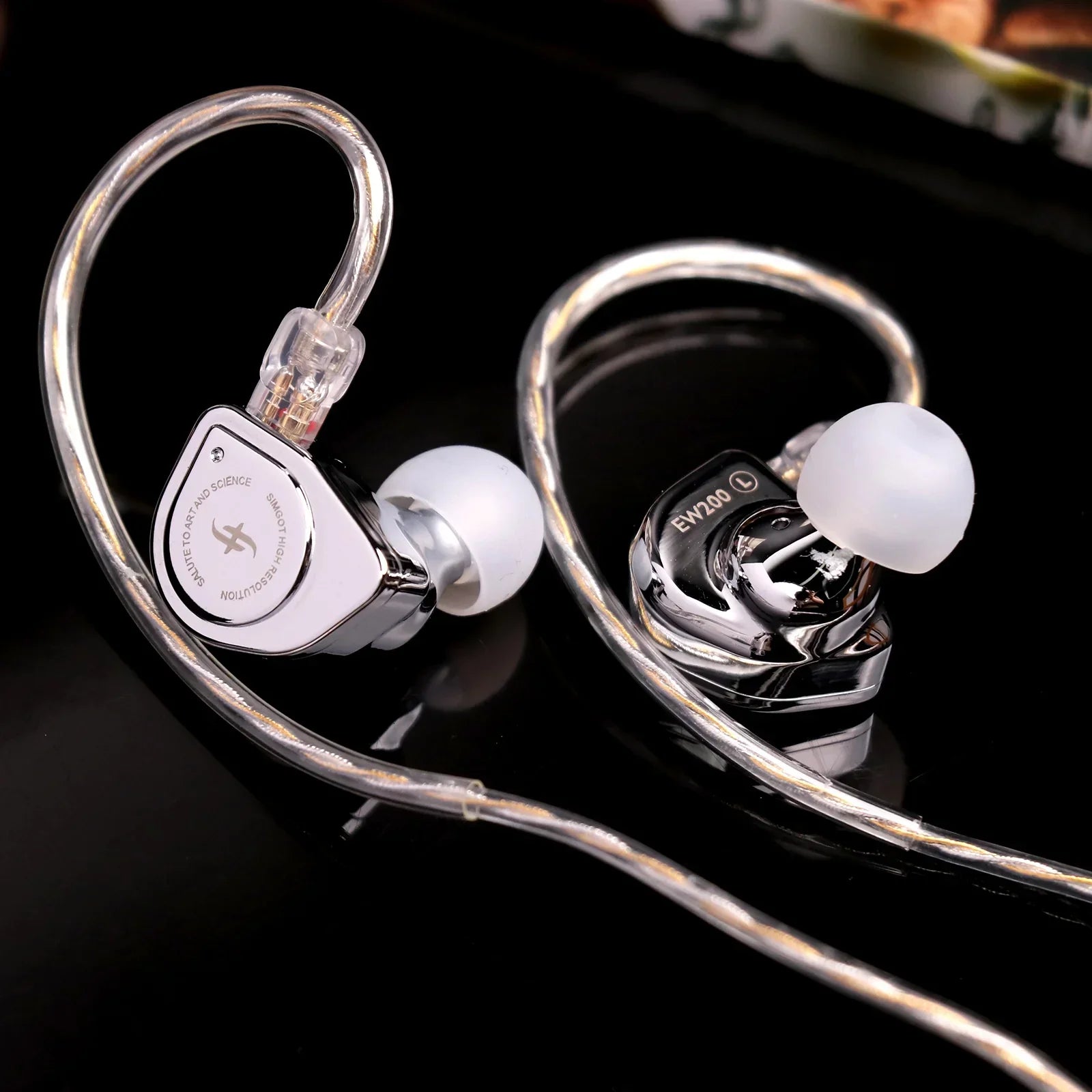 Auriculares IEM SIMGOT EW200 con driver dinámico de 10 mm, diafragma SCP y doble cavidad, visibles en la imagen.