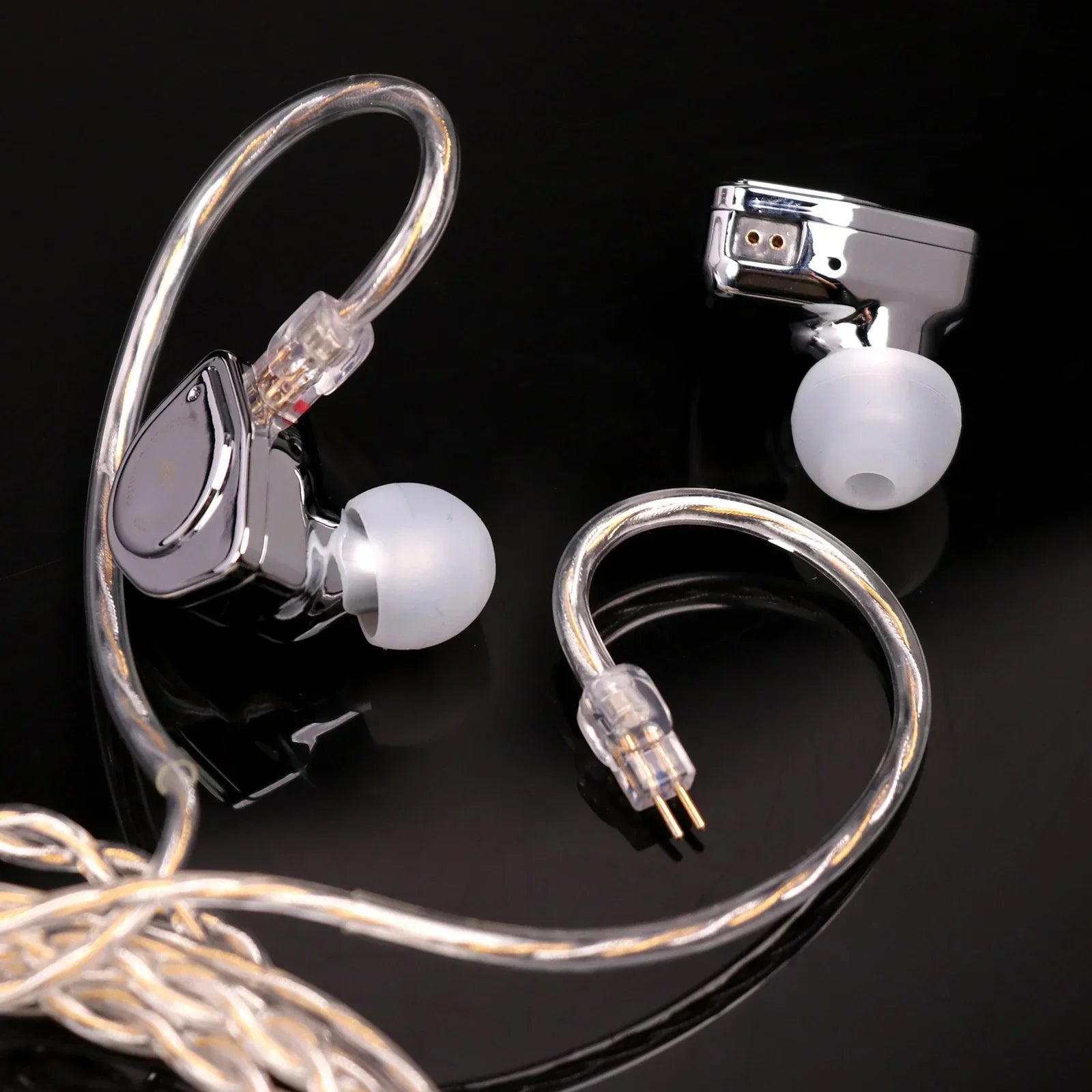 Auriculares IEM SIMGOT EW200 con driver dinámico de 10 mm, doble circuito magnético y diseño en blanco.