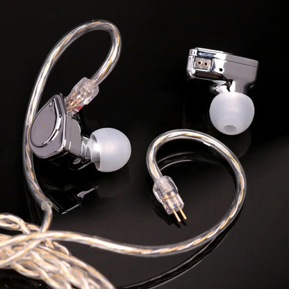 Auriculares IEM SIMGOT EW200 con driver dinámico de 10 mm, doble circuito magnético y diseño en blanco.