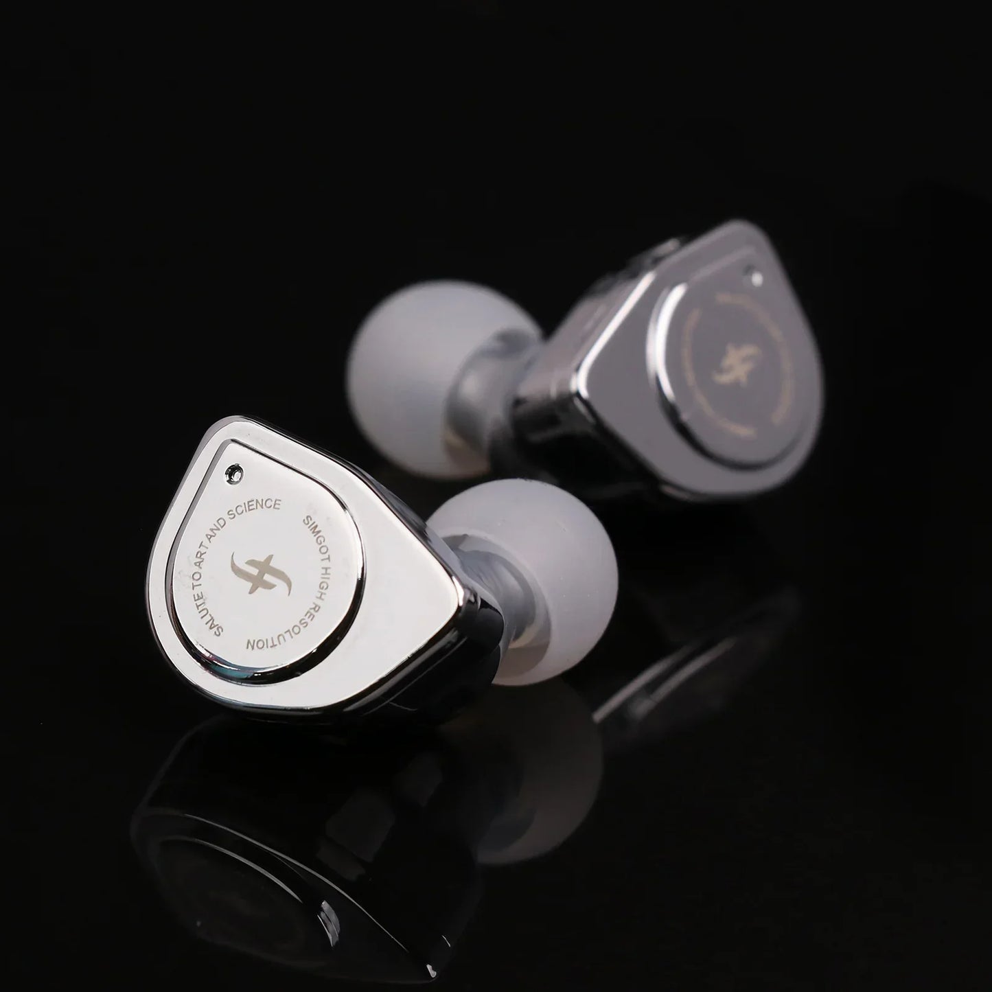 Auriculares in-ear SIMGOT EW200 con driver dinámico de 10 mm, doble circuito magnético y diseño con doble cavidad.