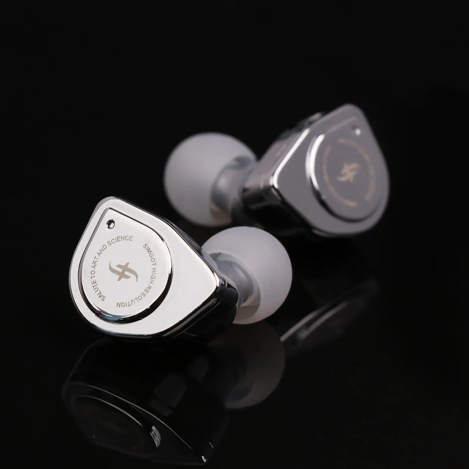 Auriculares in-ear SIMGOT EW200 con driver dinámico de 10 mm, doble circuito magnético y diseño con doble cavidad.