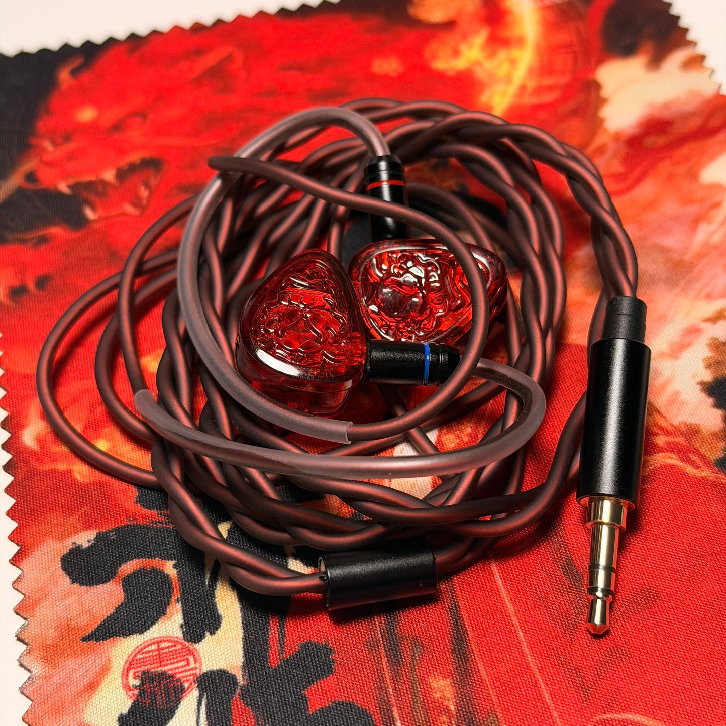 Auriculares IEM TANGZU Wan’er S.G II Red Lion Edition - Versión Bass, en color rojo, con diseño en oreja y detalles del producto.