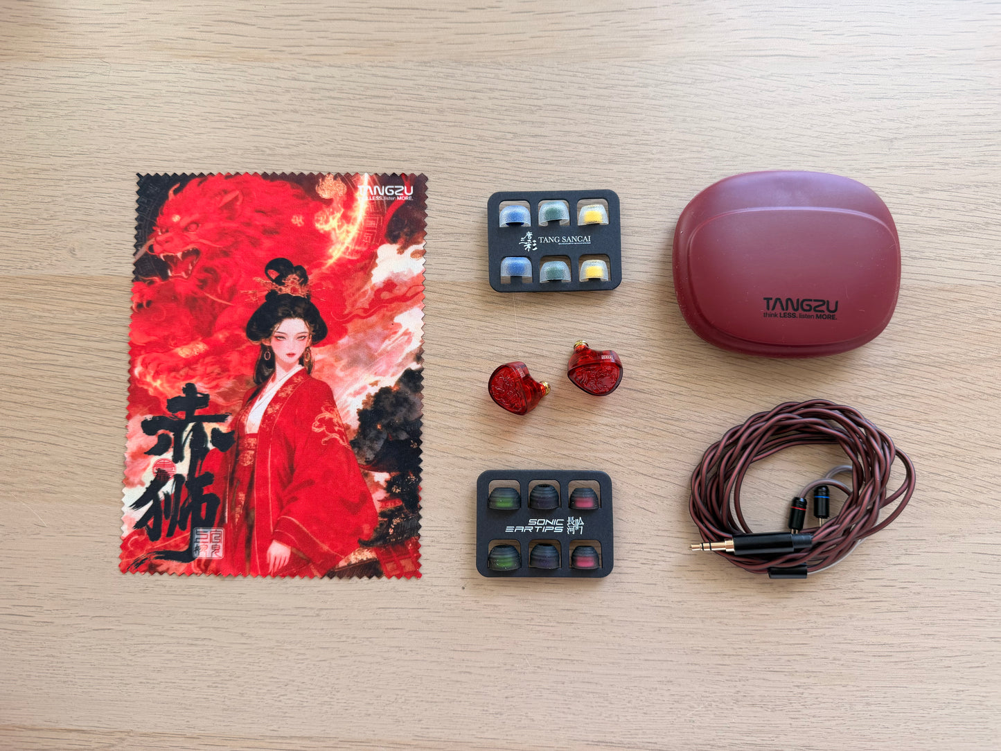 Auriculares in-ear TANGZU Wan’er S.G II Red Lion Edition, versión Bass, con diseño en rojo y detalles metálicos visibles.
