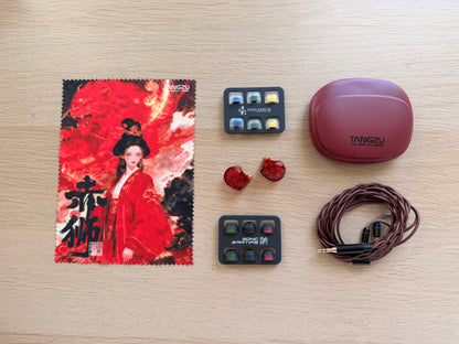 Auriculares in-ear TANGZU Wan’er S.G II Red Lion Edition, versión Bass, con diseño en rojo y detalles metálicos visibles.