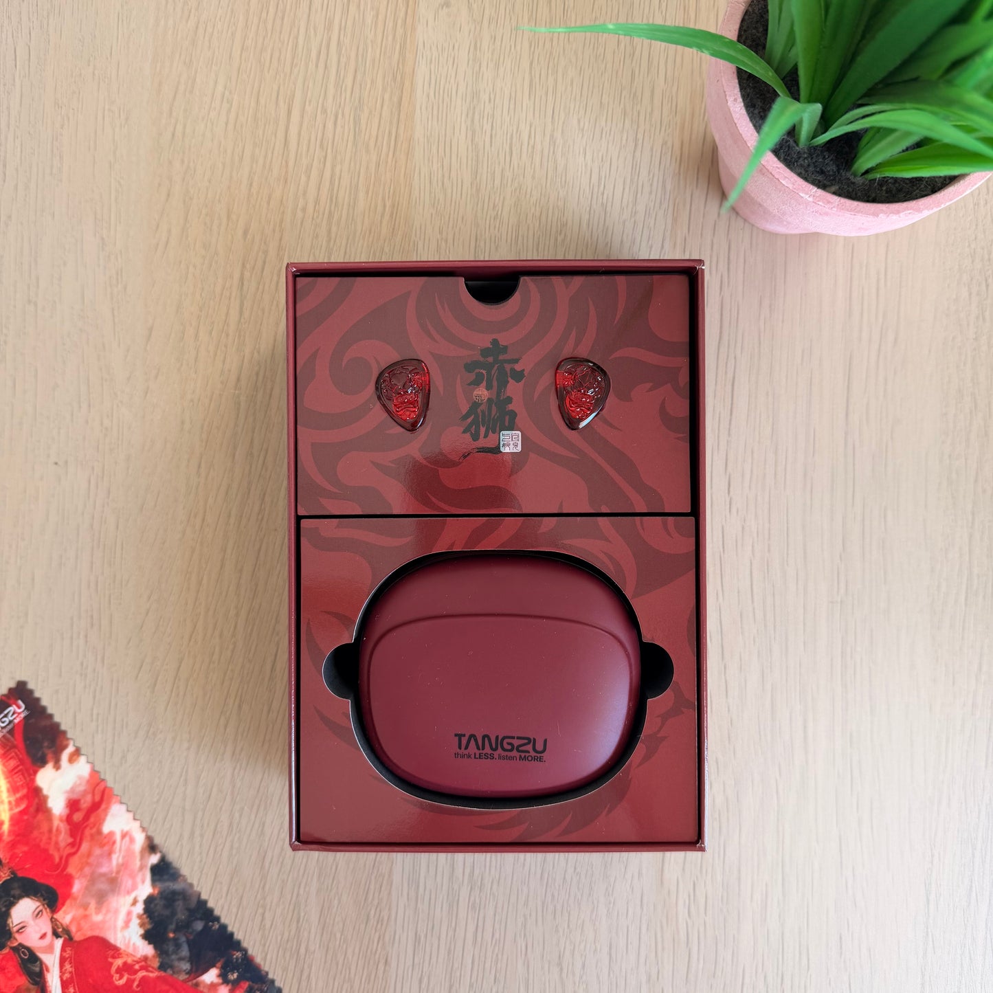 Auriculares IEM TANGZU Wan’er S.G II Red Lion Edition versión de bajos, con diseño en rojo y detalles metálicos en la imagen.