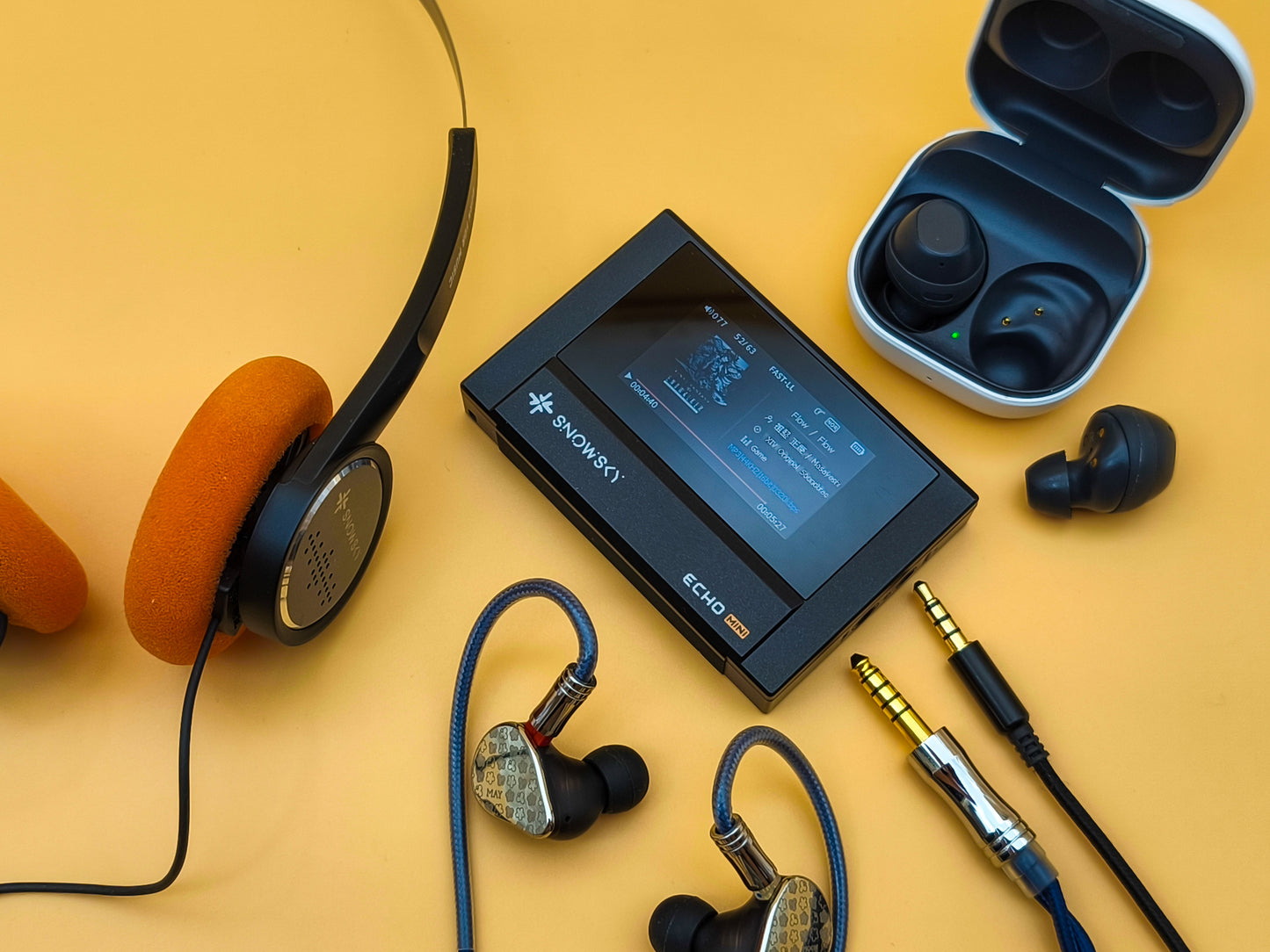 Reproductor de audio digital FiiO SNOWSKY Echo Mini con salida balanceada 4.4mm y pantalla en color, vista frontal en la imagen.