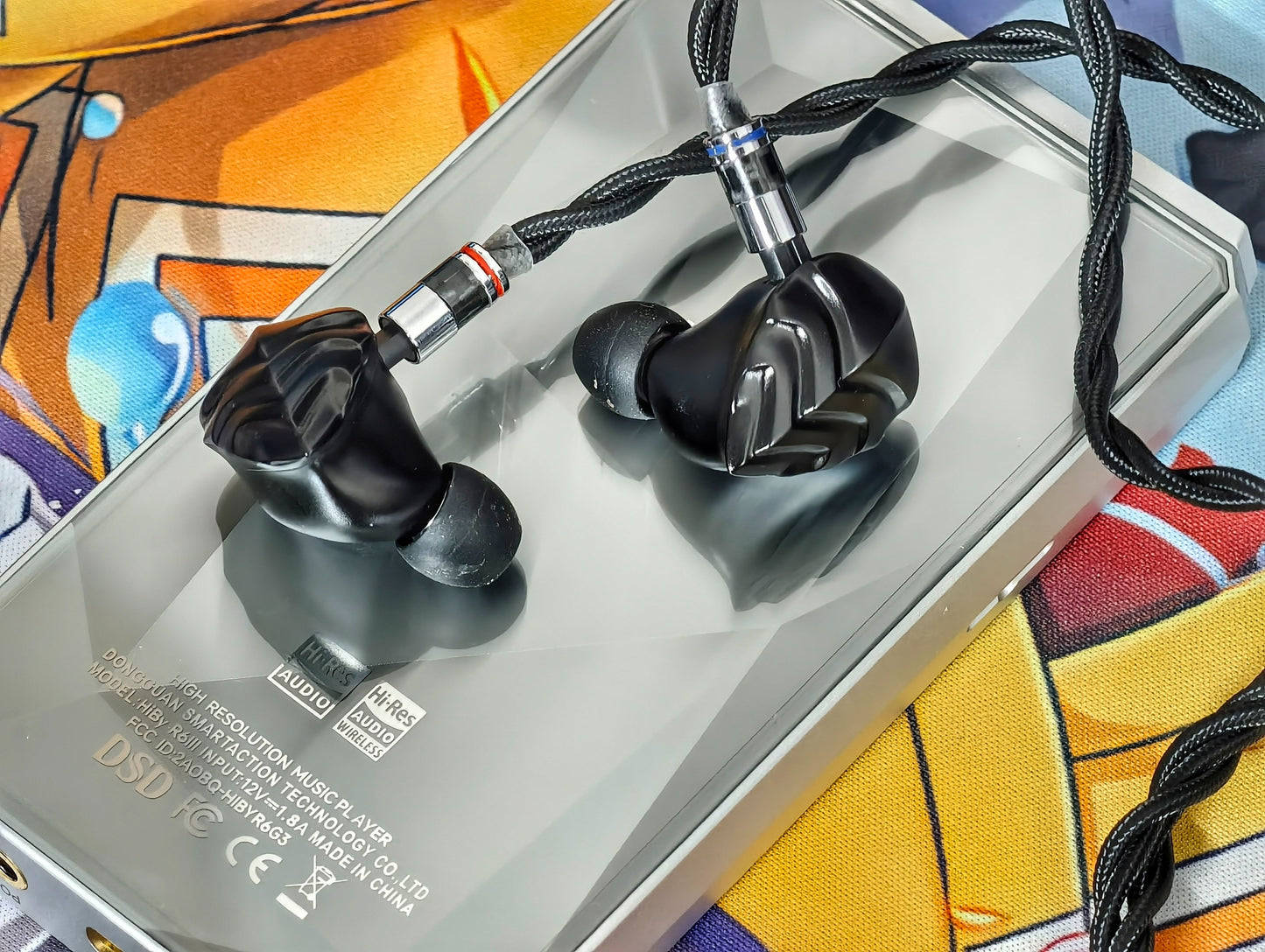 Auriculares IEM HIDIZS MK12 Turris con diafragma de magnesio de 12mm, en caja negra, vista frontal.