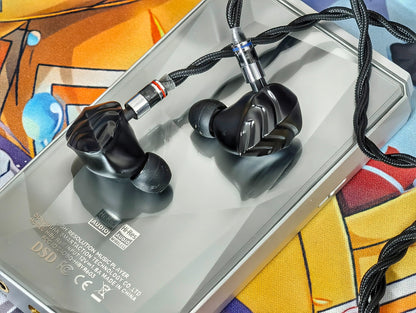 Auriculares IEM HIDIZS MK12 Turris con diafragma de magnesio de 12mm, en caja negra, vista frontal.