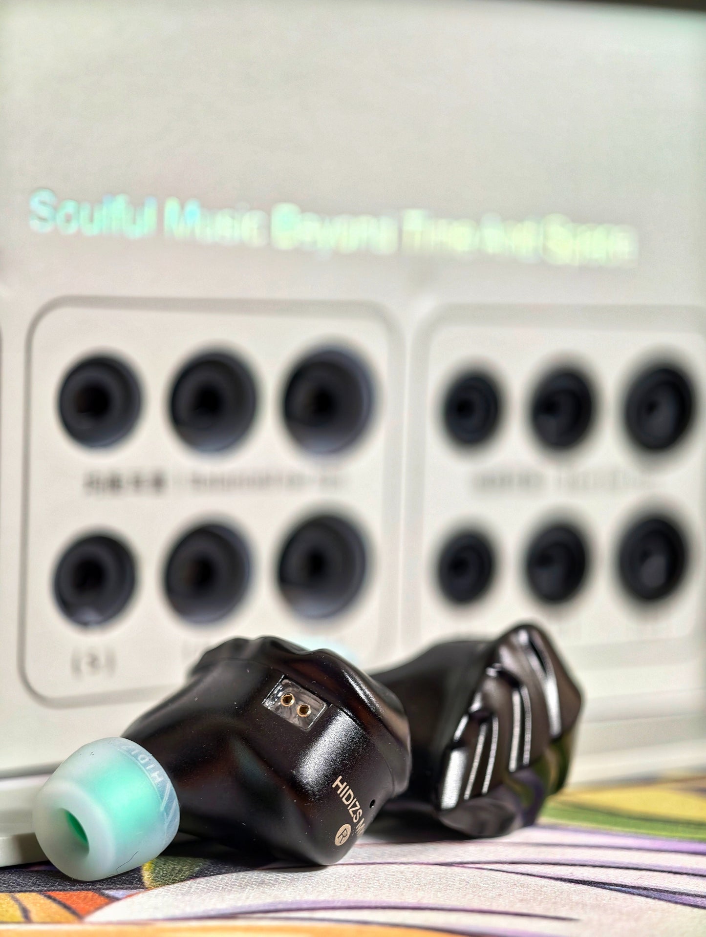 Auriculares IEM HIDIZS MK12 Turris con diafragma de 12mm y magnesio, en color negro, vista frontal con cable incluido.