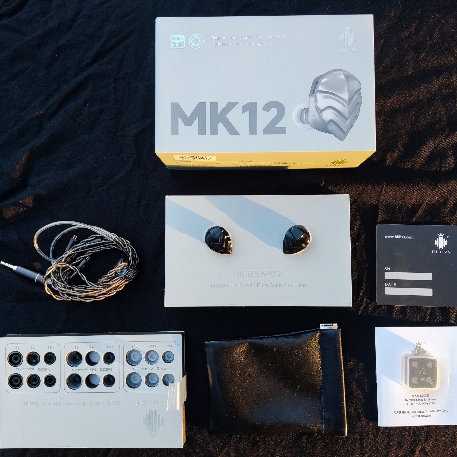 Auriculares IEM HIDIZS MK12 Turris con diafragma de 12mm y 91% magnesio, en color negro, vista desde un ángulo lateral