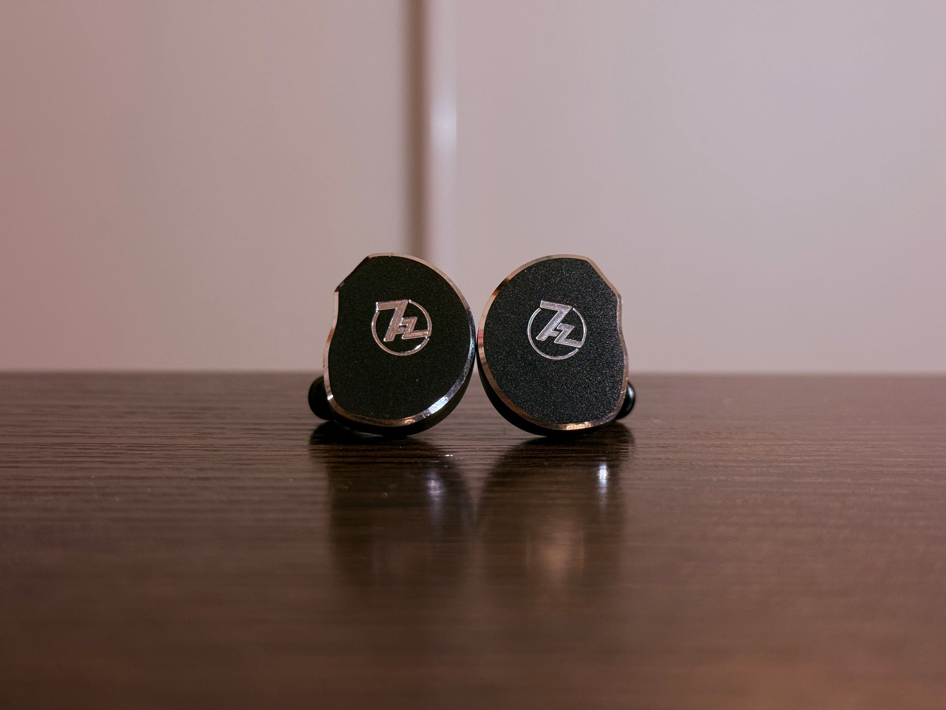Auriculares IEM in-ear 7Hz x Crinacle Diablo con driver planar magnético de 14.5mm y refuerzo de bajos, en caja negra.