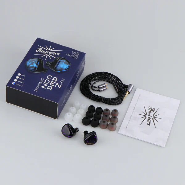 Auriculares IEM Kiwi Ears Cadenza con driver dinámico de berilio de 10 mm, en color negro con cable y conectores.