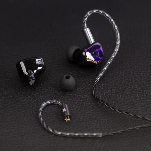 Auriculares in-ear Kiwi Ears Cadenza con driver dinámico de 10 mm de berilio, mostrando el diseño y salida de audio.