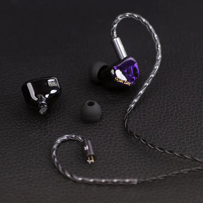 Auriculares in-ear Kiwi Ears Cadenza con driver dinámico de 10 mm de berilio, mostrando el diseño y salida de audio.