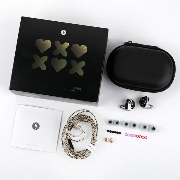 Auriculares IEM SIMGOT EW300 con drivers tribrid: dinámico, planar y piezoeléctrico, en estuche negro con detalles plateados.