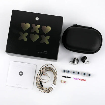 Auriculares IEM SIMGOT EW300 con drivers tribrid: dinámico, planar y piezoeléctrico, en estuche negro con detalles plateados.