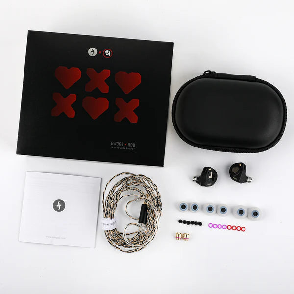 Auriculares IEM SIMGOT EW300 Edición HBB con drivers tribrid: dinámico, planar y PZT, en color negro con cable.