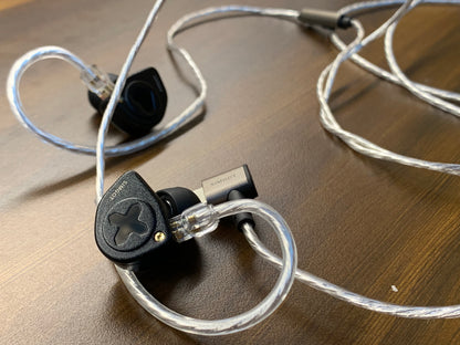 Auriculares IEM SIMGOT EW300 Edición HBB con drivers tribrid: dinámico, planar y PZT, en color negro con cable desmontable.