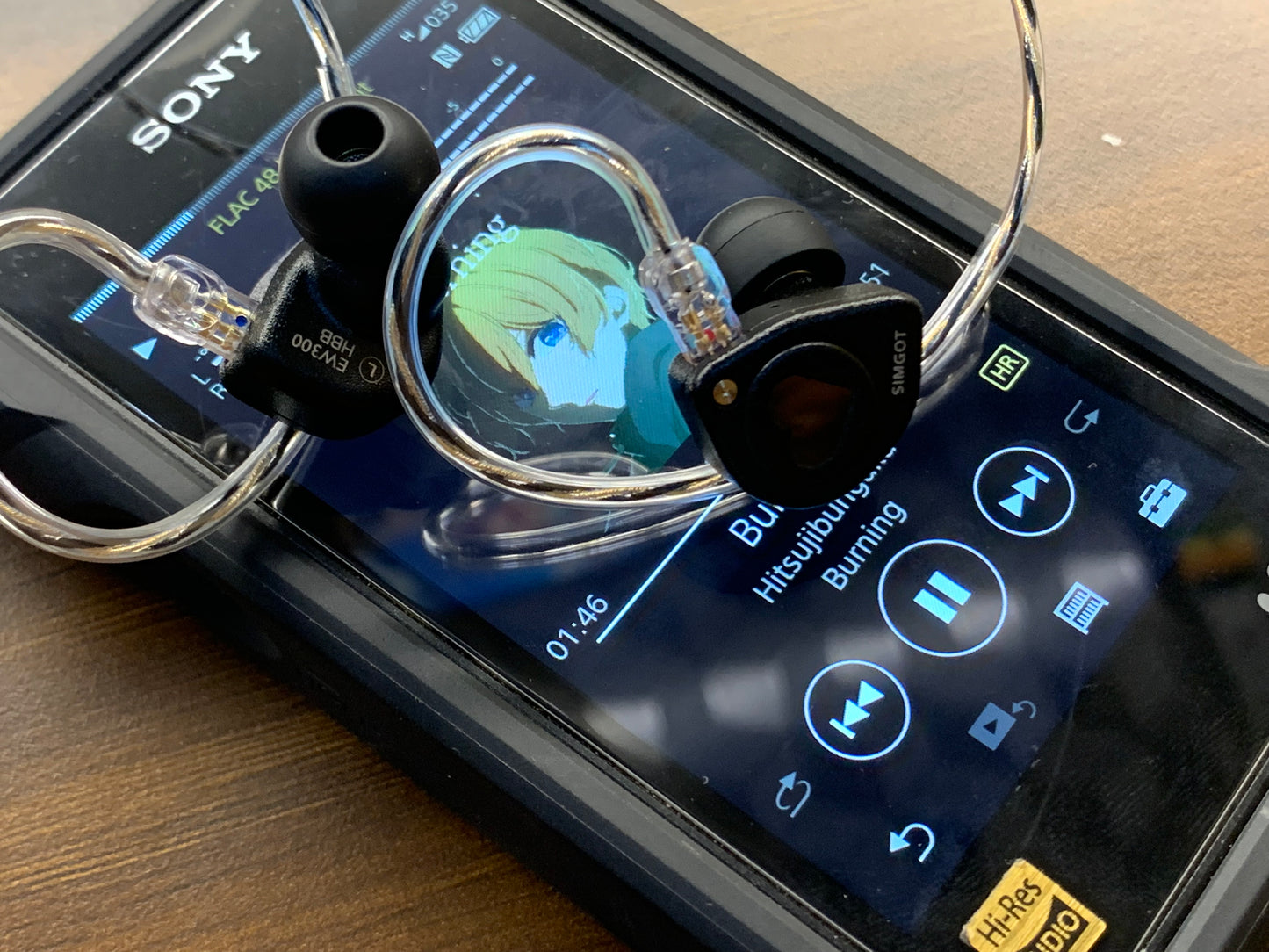 Auriculares IEM SIMGOT EW300 Edición HBB con drivers tribrid: dinámico, planar y PZT, en caja con detalles visibles.