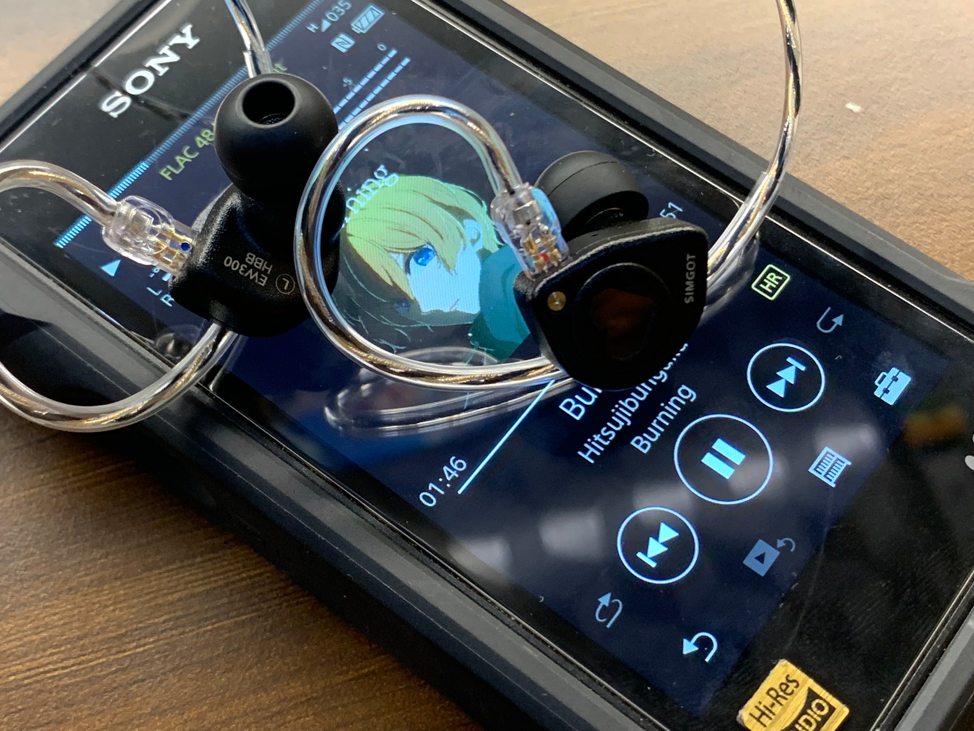 Auriculares IEM SIMGOT EW300 Edición HBB con drivers tribrid: dinámico, planar y PZT, en caja con detalles visibles.