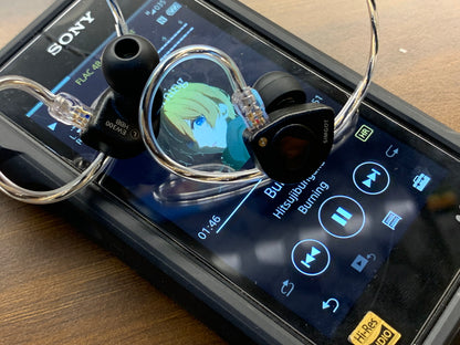 Auriculares IEM SIMGOT EW300 Edición HBB con drivers tribrid: dinámico, planar y PZT, en caja con detalles visibles.