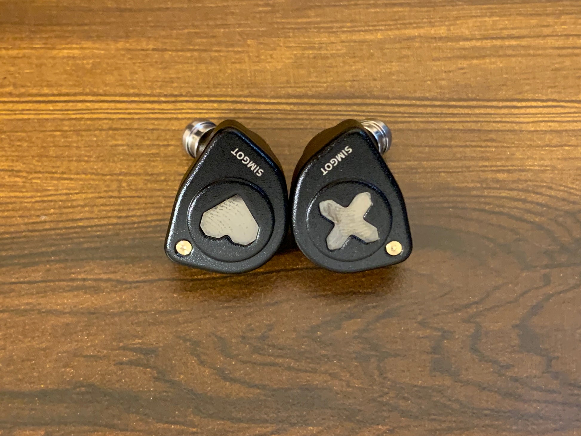 IEMs SIMGOT EW300 Edición HBB con drivers tribrid: dinámico, planar y PZT, en diseño en-ear con cables y controles visibles.