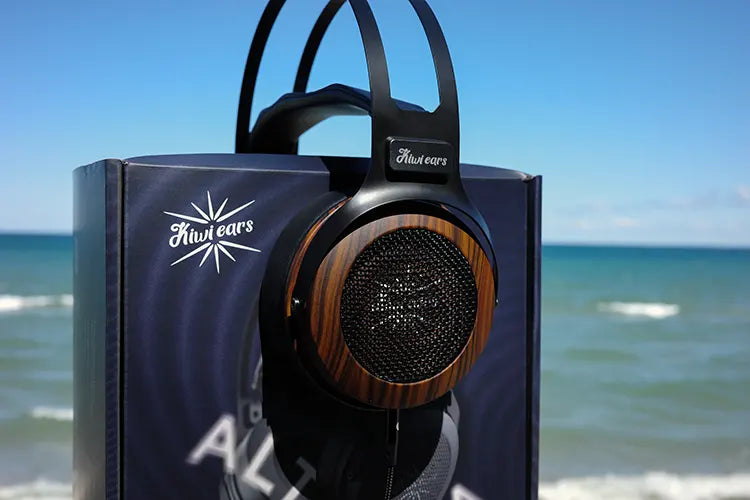 Auriculares Hi-Fi Kiwi Ears Altruva con driver dinámico de 50 mm, sobre su caja, en color negro y diseño moderno.