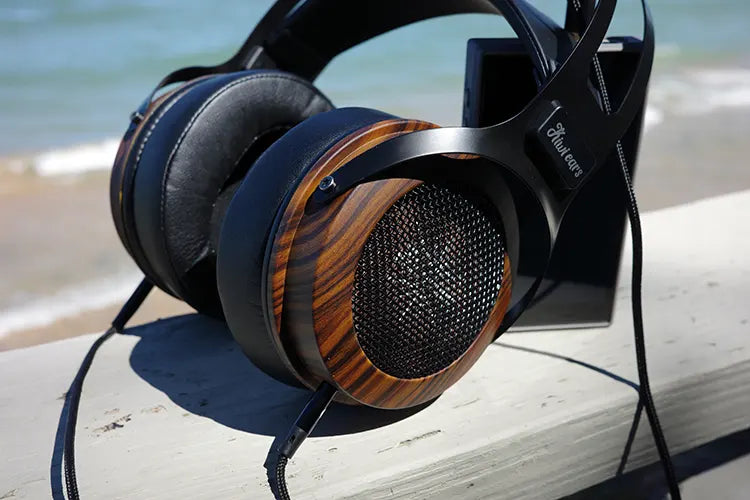 Auriculares Kiwi Ears Altruva Hi-Fi con driver dinámico de 50 mm, diseño elegante y auriculares sobre fondo negro.