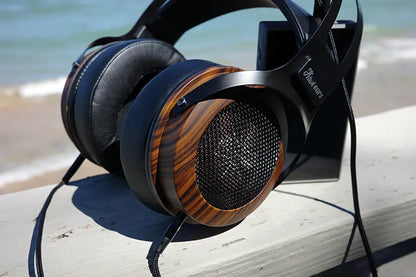 Auriculares Kiwi Ears Altruva Hi-Fi con driver dinámico de 50 mm, diseño elegante y auriculares sobre fondo negro.